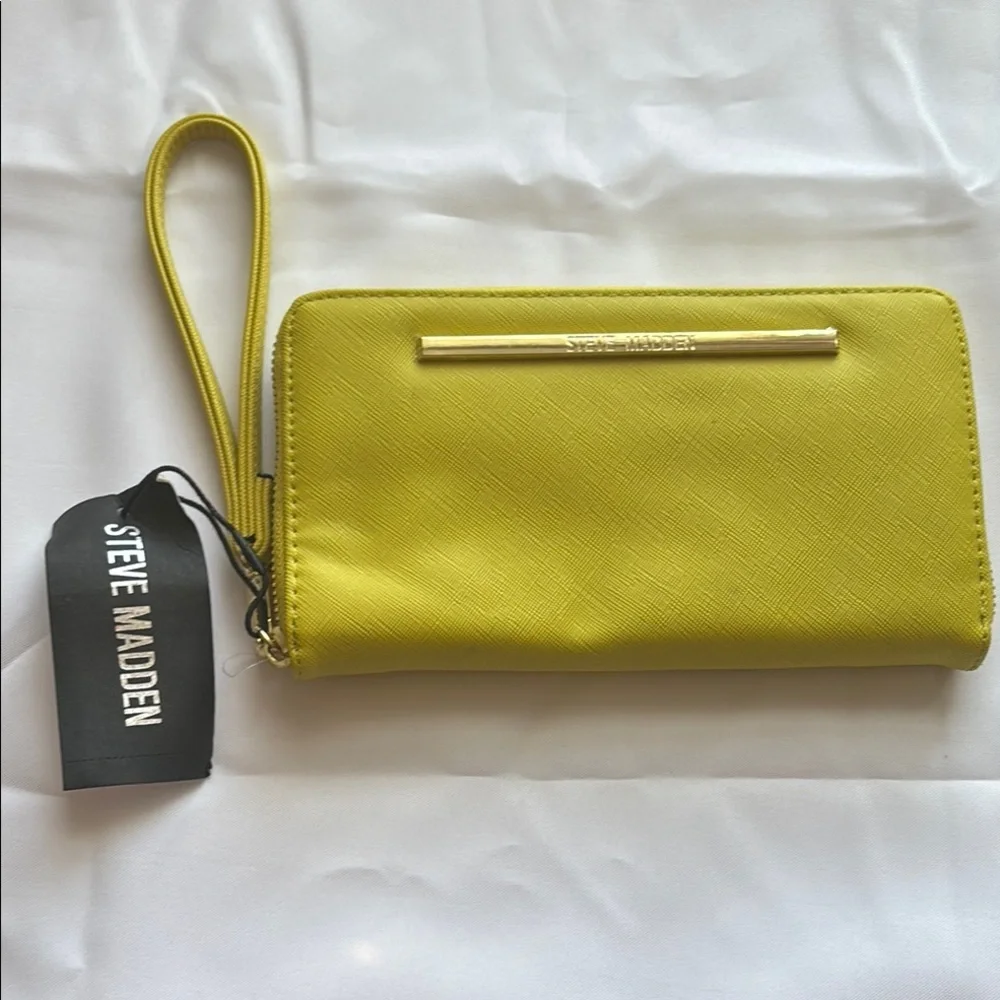 Steve Madden Bzippy Zip Around Wallet – NWT (Flawed)